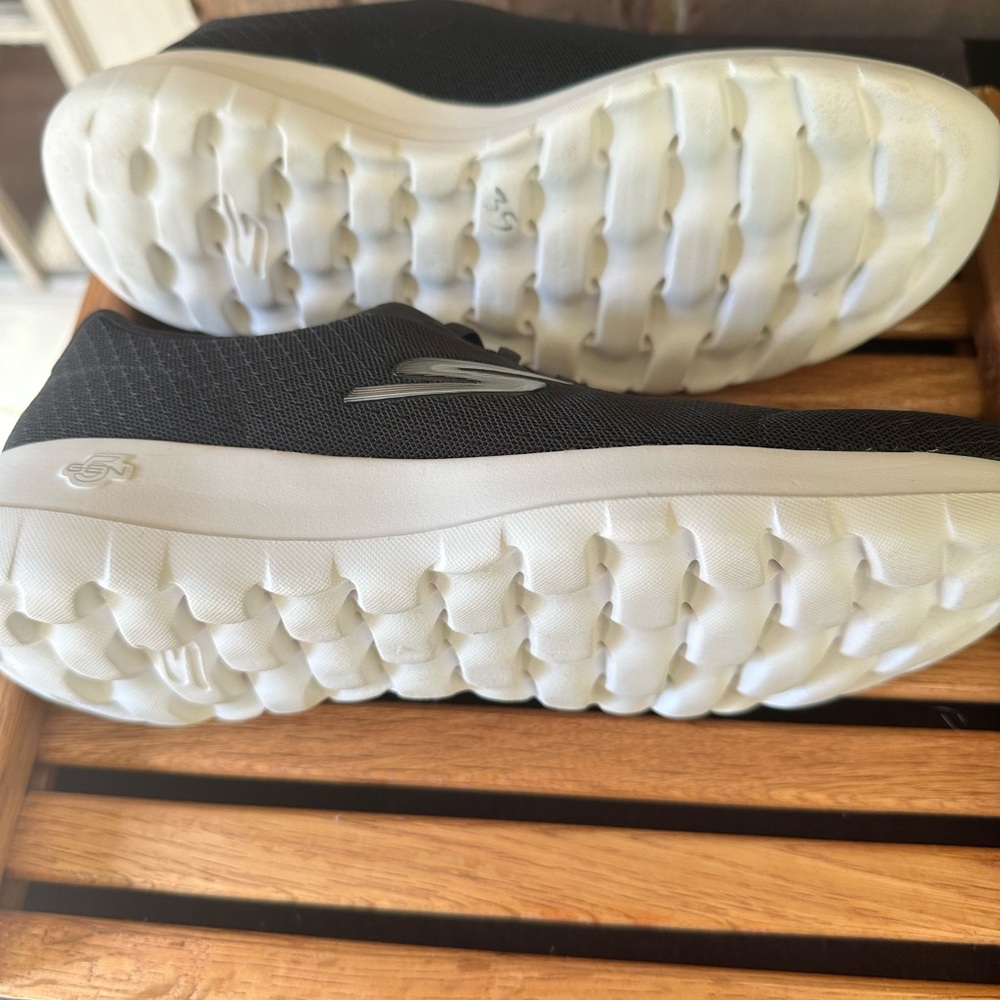 Skechers Black Sneakers with Breathable Knit and Sleek Silhouette - Picture 7 of 14